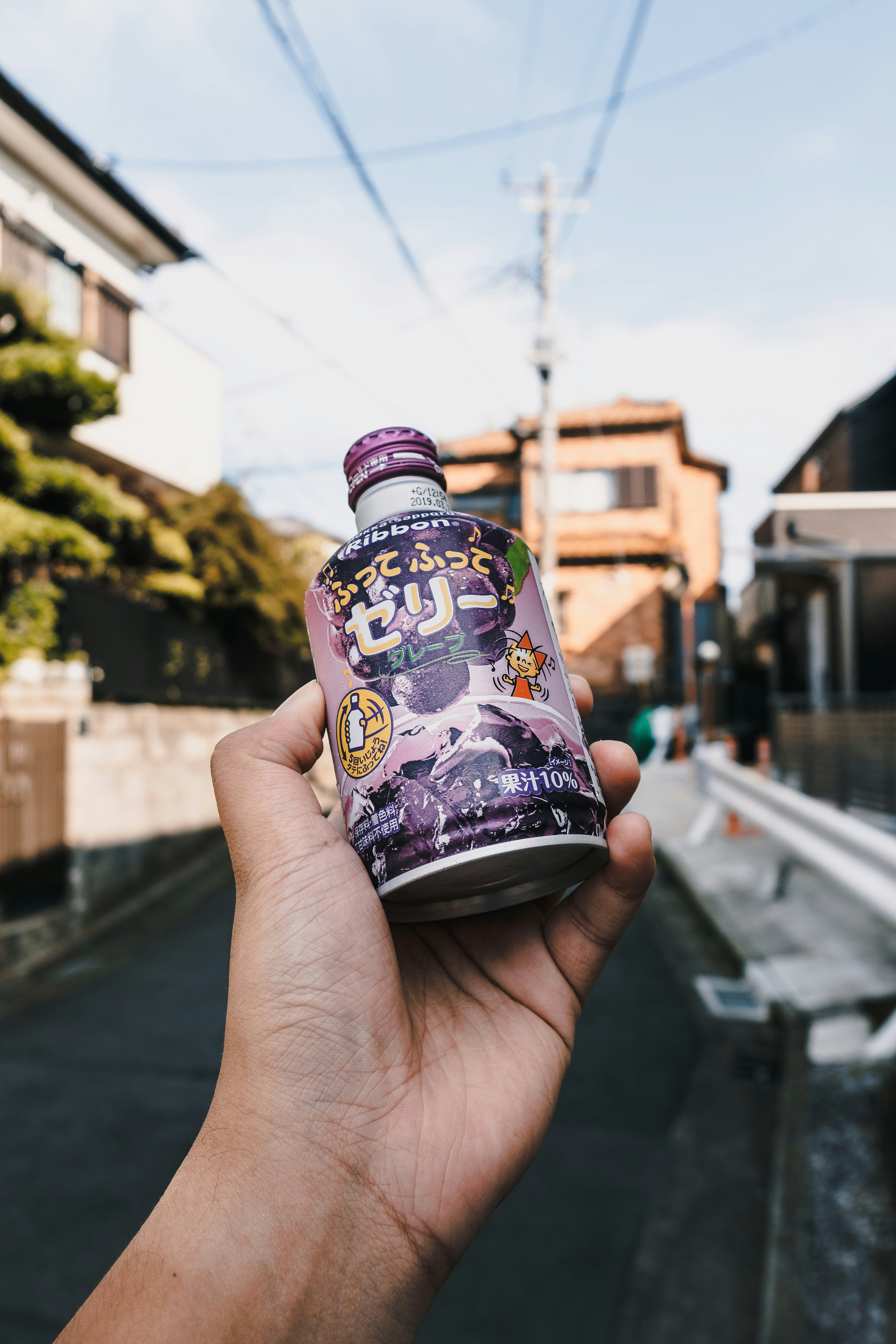 Person, die bottl3 hält