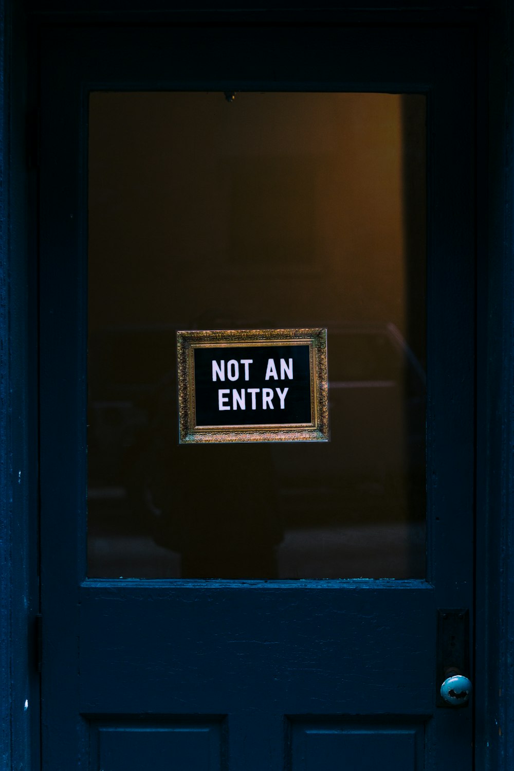 blaue Holztür mit Schild ohne Eingang