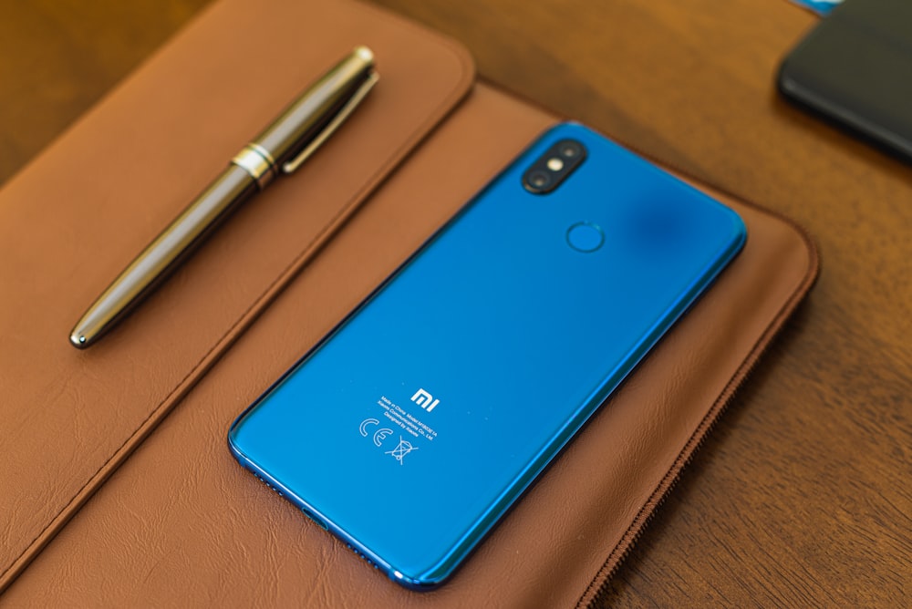 foto de enfoque superficial del teléfono inteligente Xiaomi azul