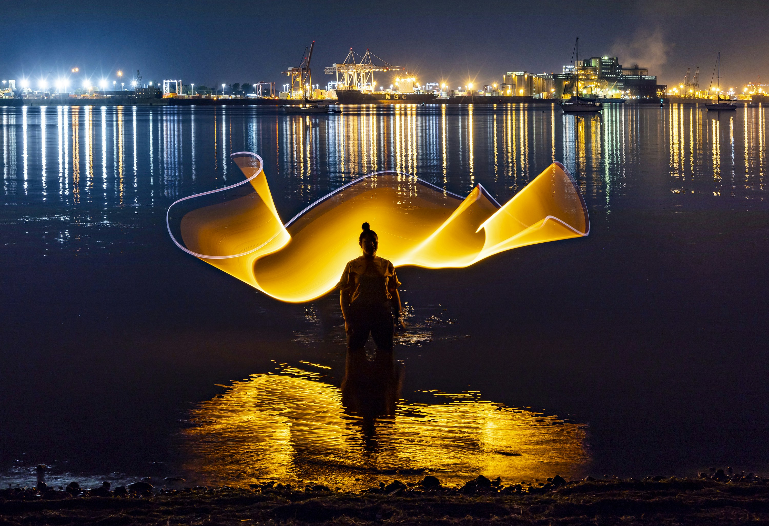 Frau, die auf dem Wasser steht