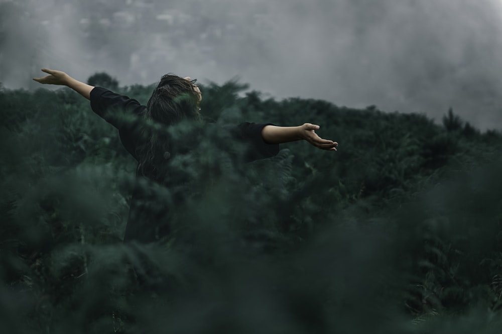 femme debout sur le champ d’herbe à la journée