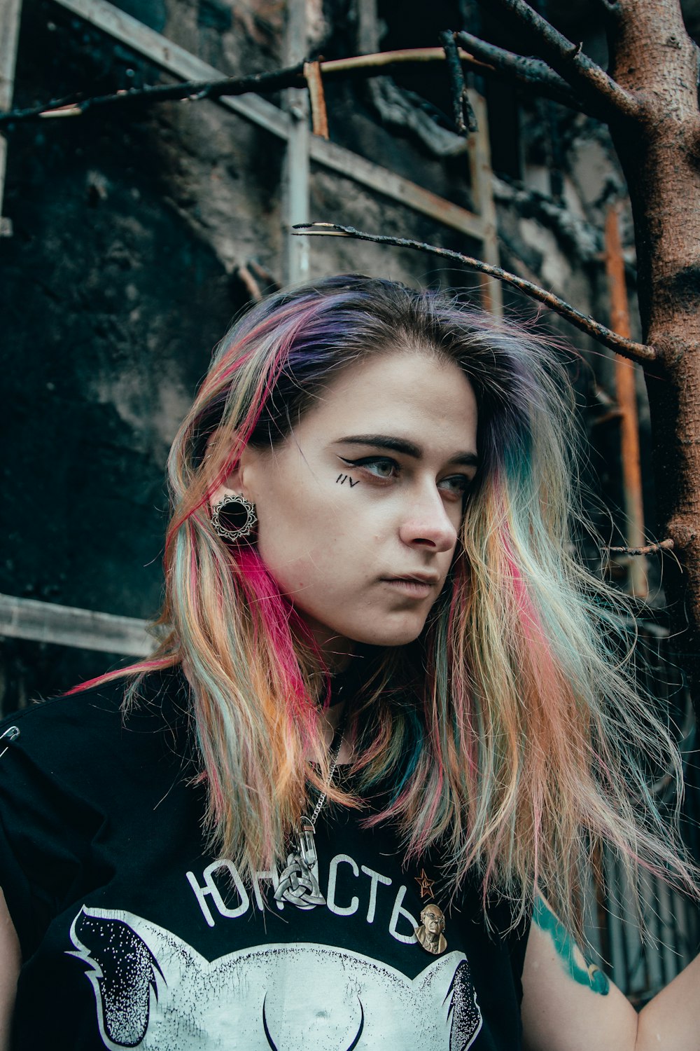 woman wearing black crew-neck T-shirt