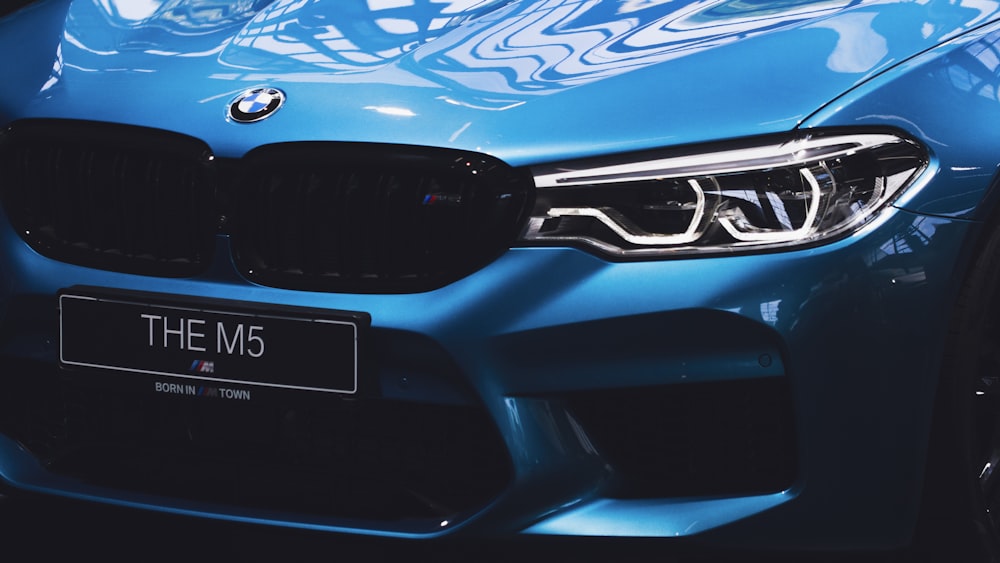 BMW M5 bleue