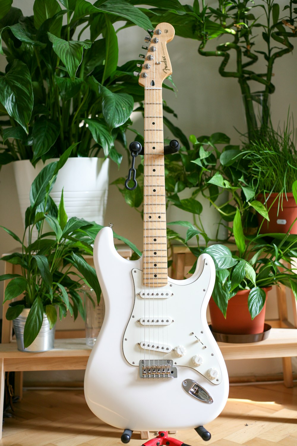 chitarra elettrica bianca