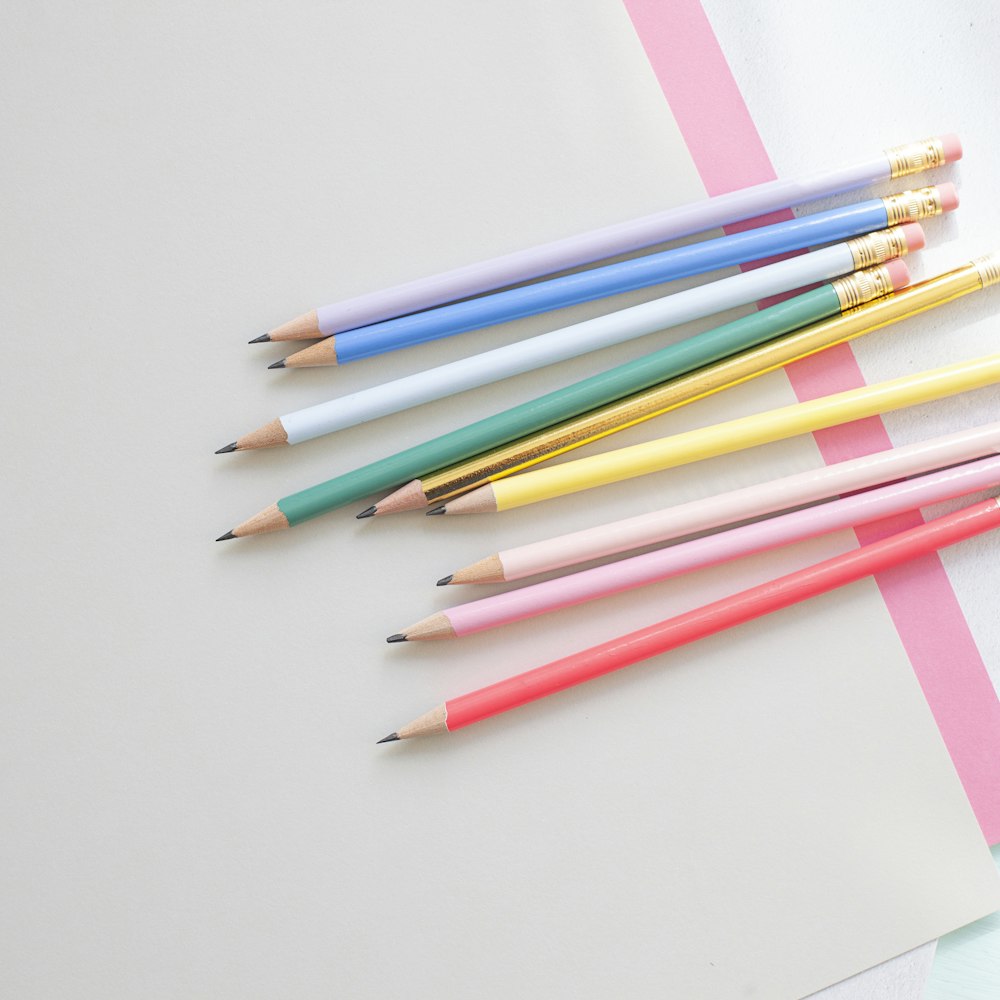 Lot de crayons de couleur assortie sur surface blanche