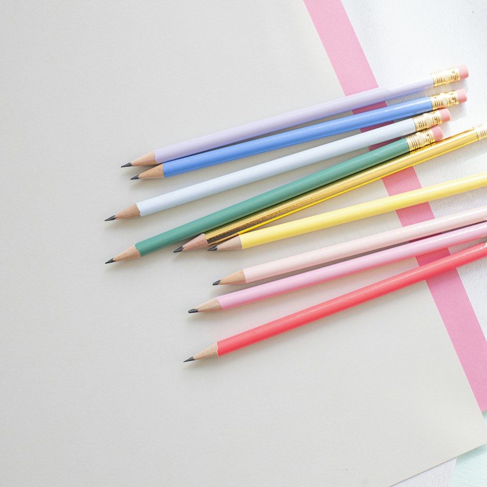 Lote de lápis de cor variada na superfície branca