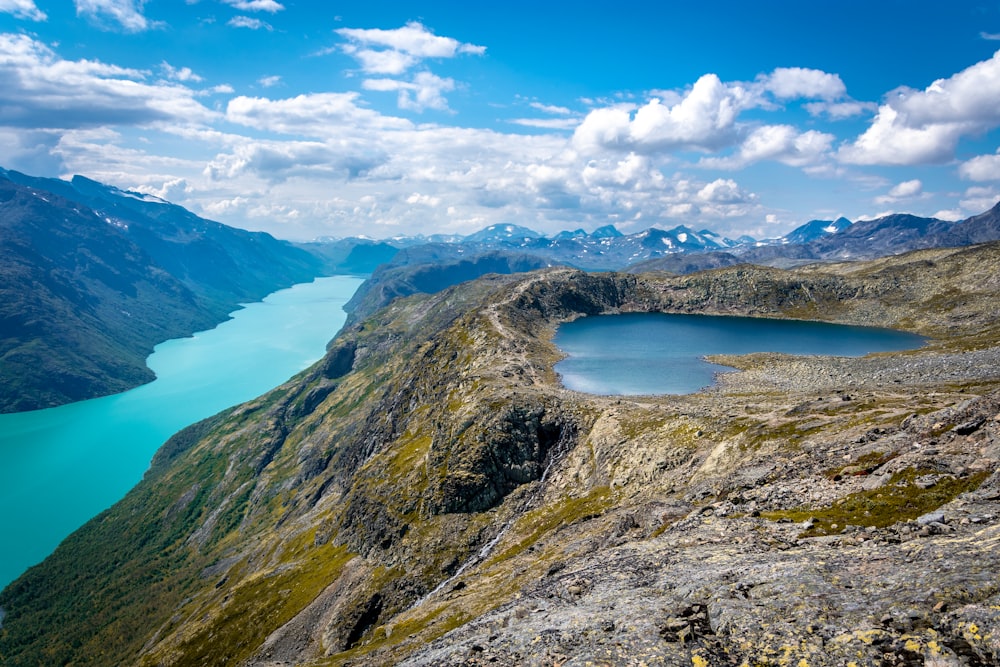 montagne rocheuse près d’un plan d’eau pendant la journée