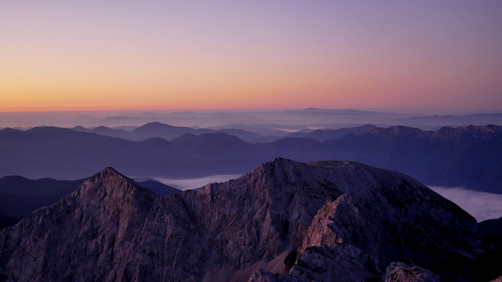 Fotografia aerea delle montagne durante l'ora d'oro