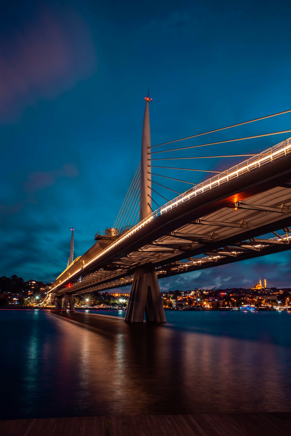 Puente de concreto gris cerca de Oceasn