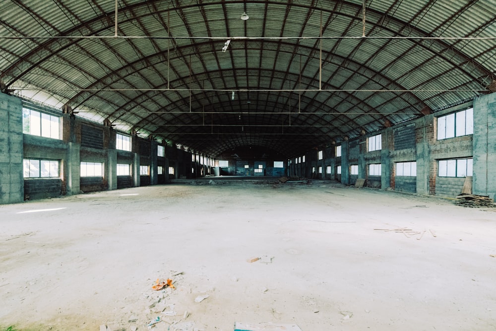 campo vuoto all'interno dell'edificio