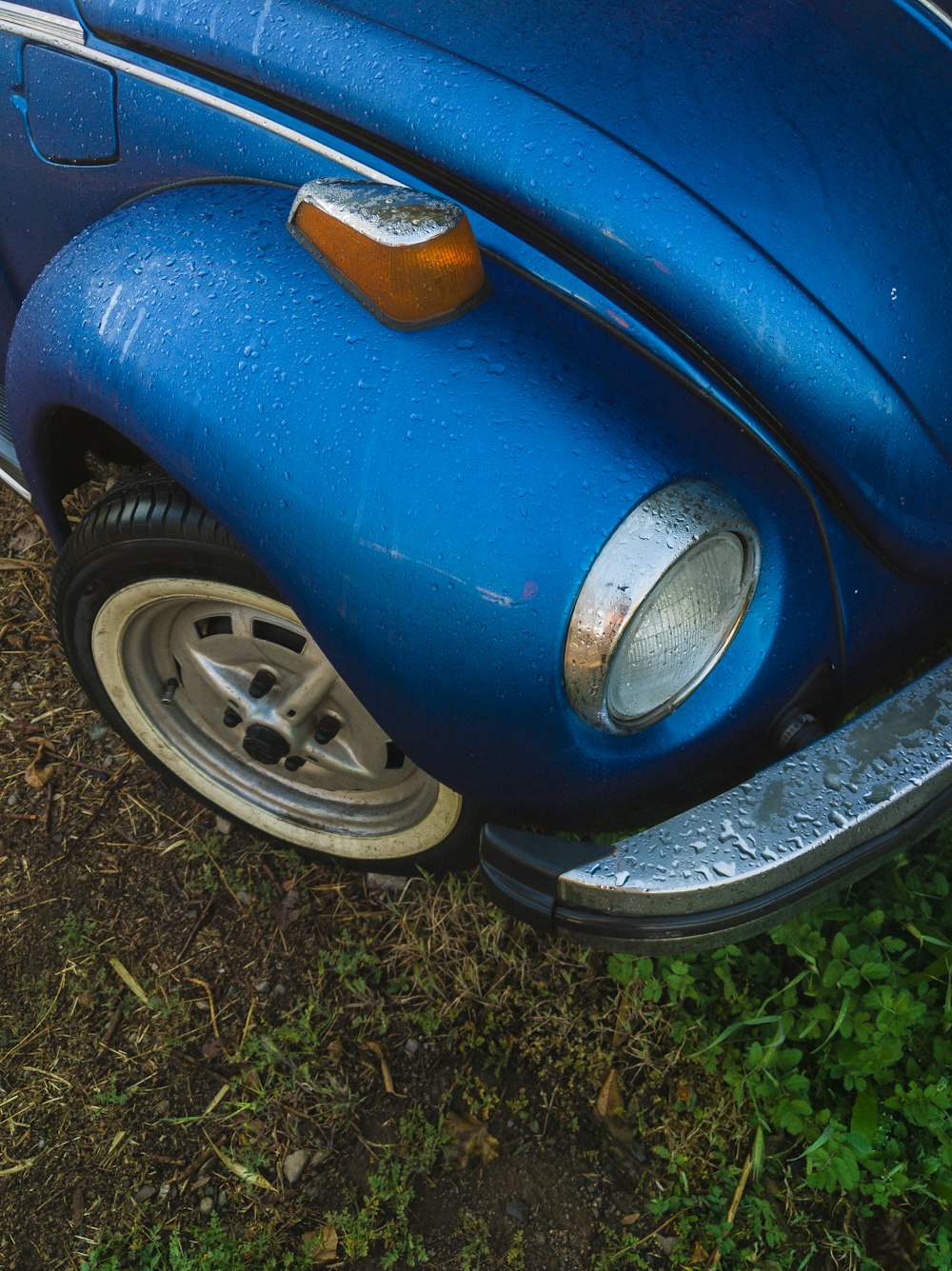 blauer VW Käfer bei Tag