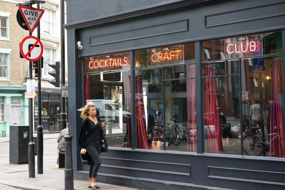 femme marchant sur le trottoir pendant la journée