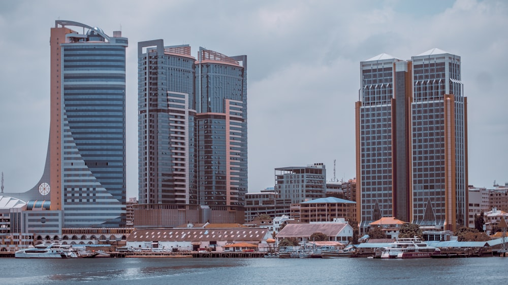 corpo de água perto de edifícios durante o dia