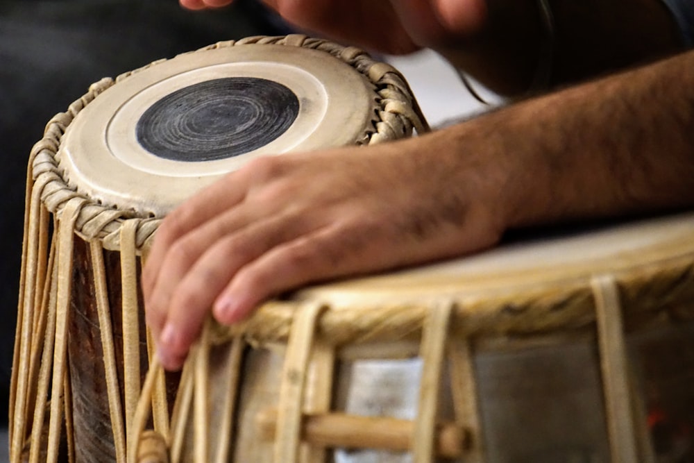 un primo piano di una persona che suona uno strumento musicale