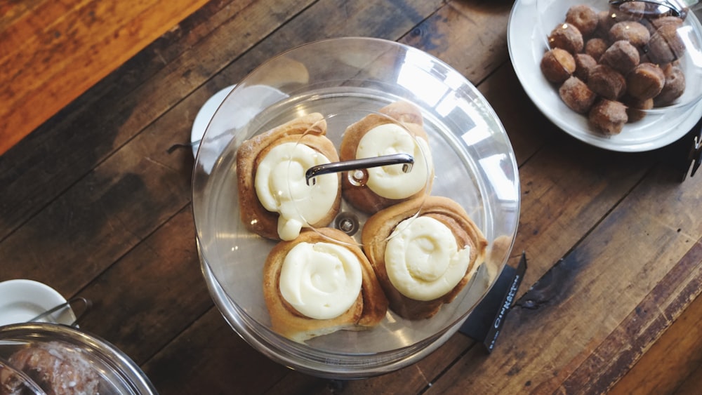 pão com cereja por cima