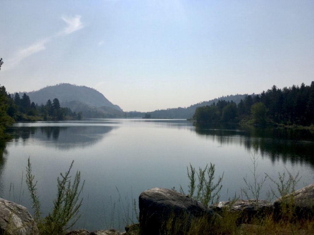 plan d’eau sous le ciel bleu pendant la journée