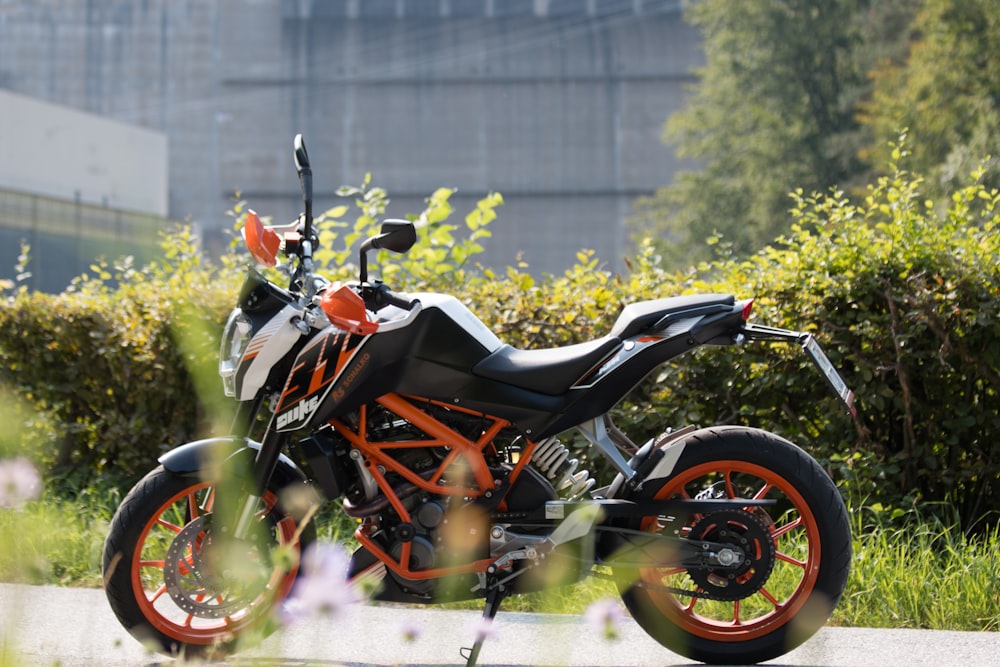 黒とオレンジのスポーツバイク