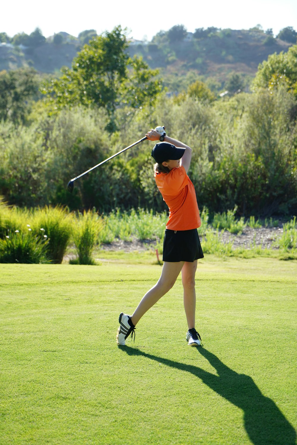 Mujer jugando al golf