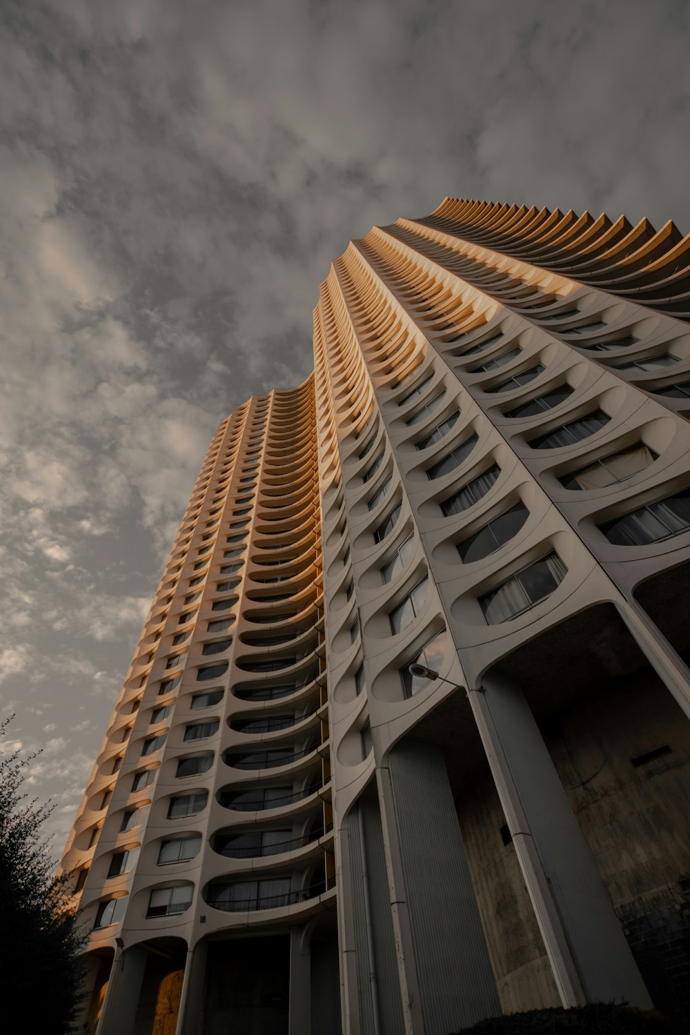 foto de baixo ângulo do edifício de concreto