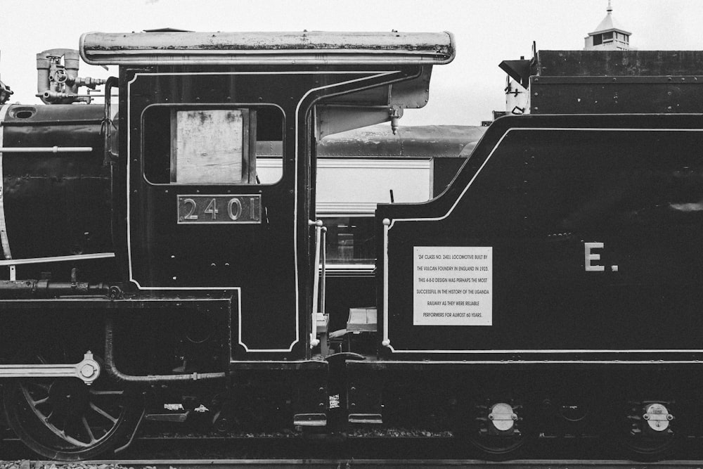 Foto en escala de grises de un tren de carbón