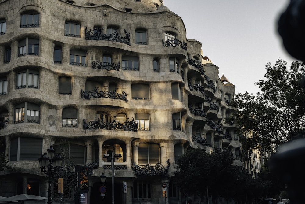 Edificio cerca de un árbol