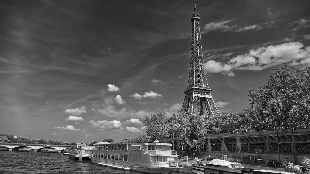 foto in scala di grigi della Torre Eiffel, Parigi