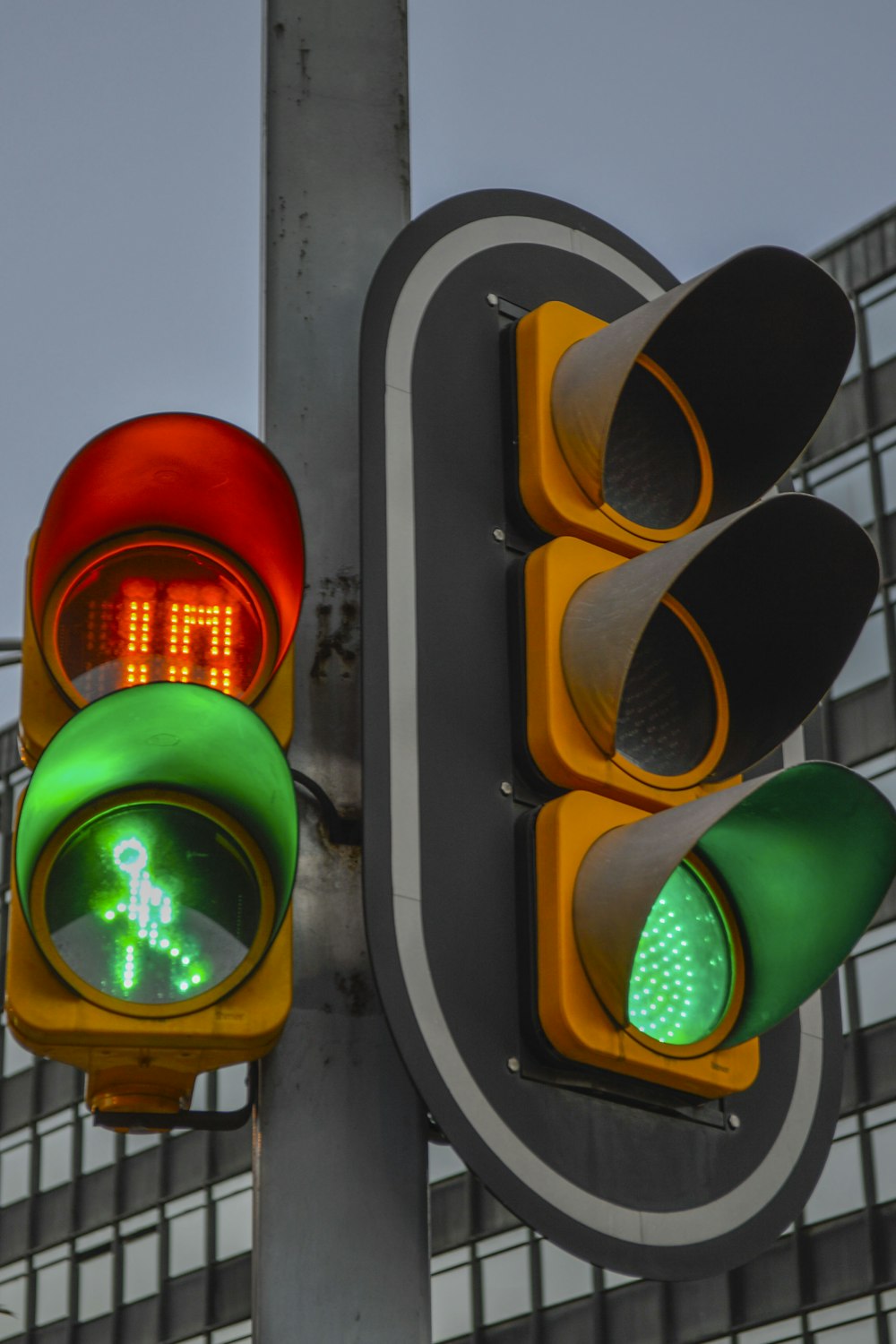 yellow and black traffic light