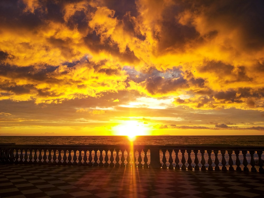 Schwarz-weißer Marmorfliesenboden bei Sonnenuntergang