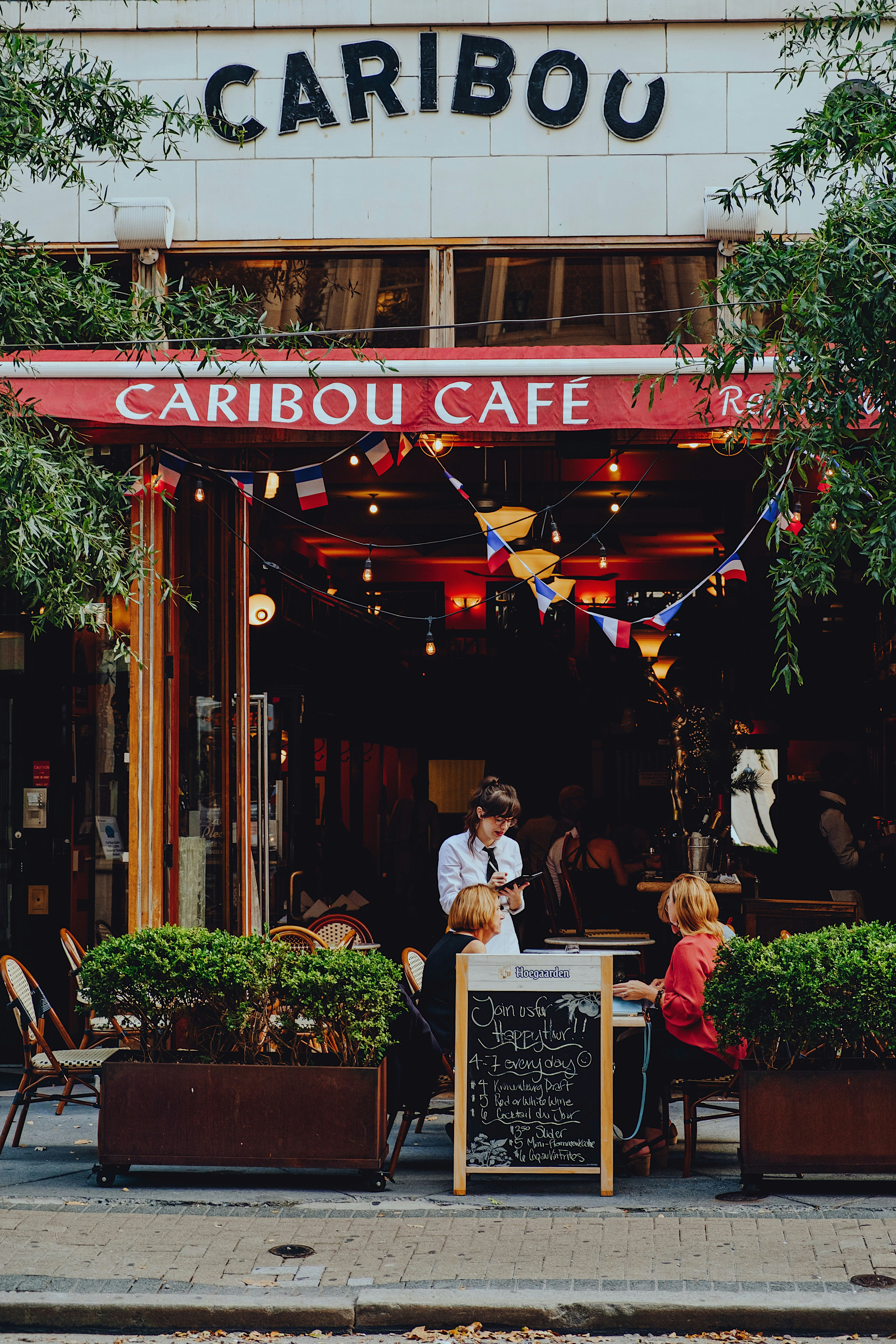 personne debout à côté d’un panneau sandwich