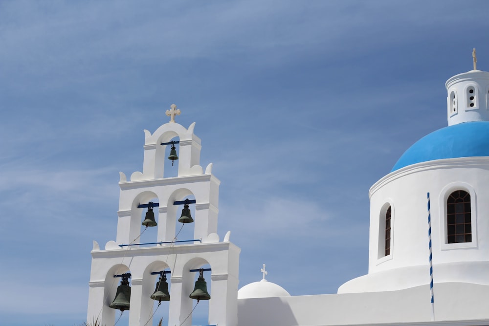 Edificio de cúpula blanca y azul