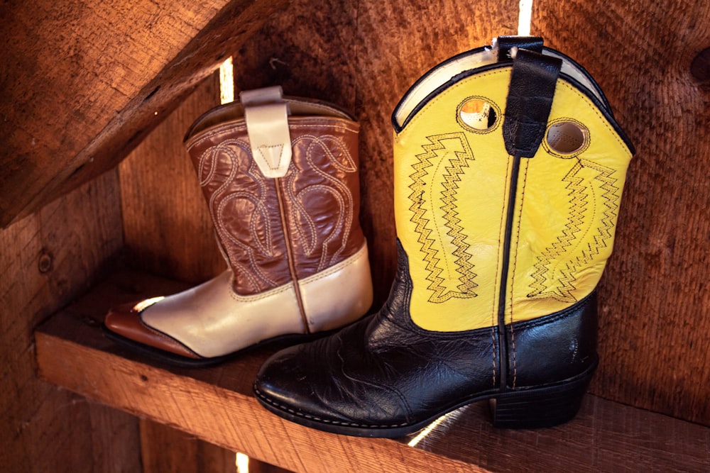 Foto dos botas vaqueras de cuero sin emparejar en una estantería – Imagen  Ropa gratis en Unsplash
