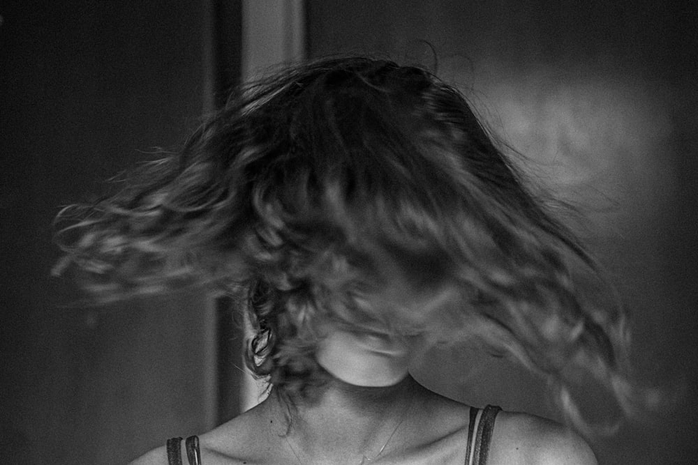 Una donna con i capelli che soffiano al vento