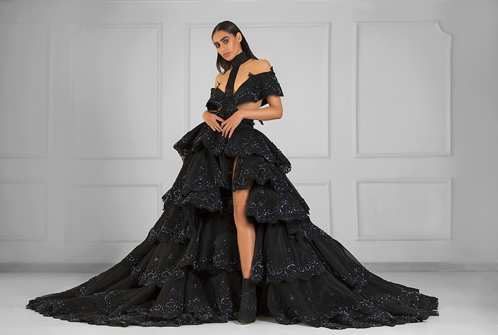 Frau im schwarzen Kleid