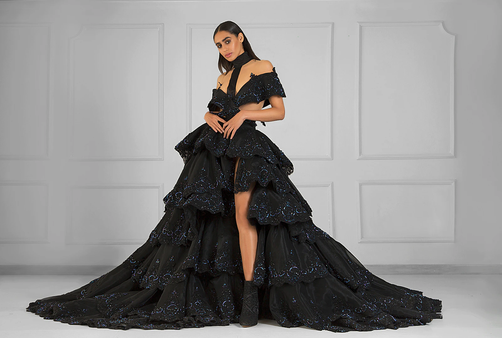 Portrait de mode d'une femme en robe noire, style éditorial épuré.