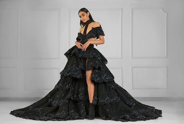 Femme en robe de soirée noire