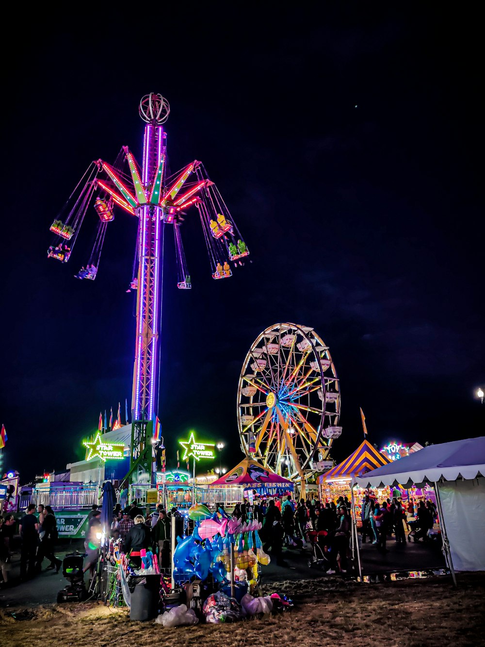 ferris wheel under black sky