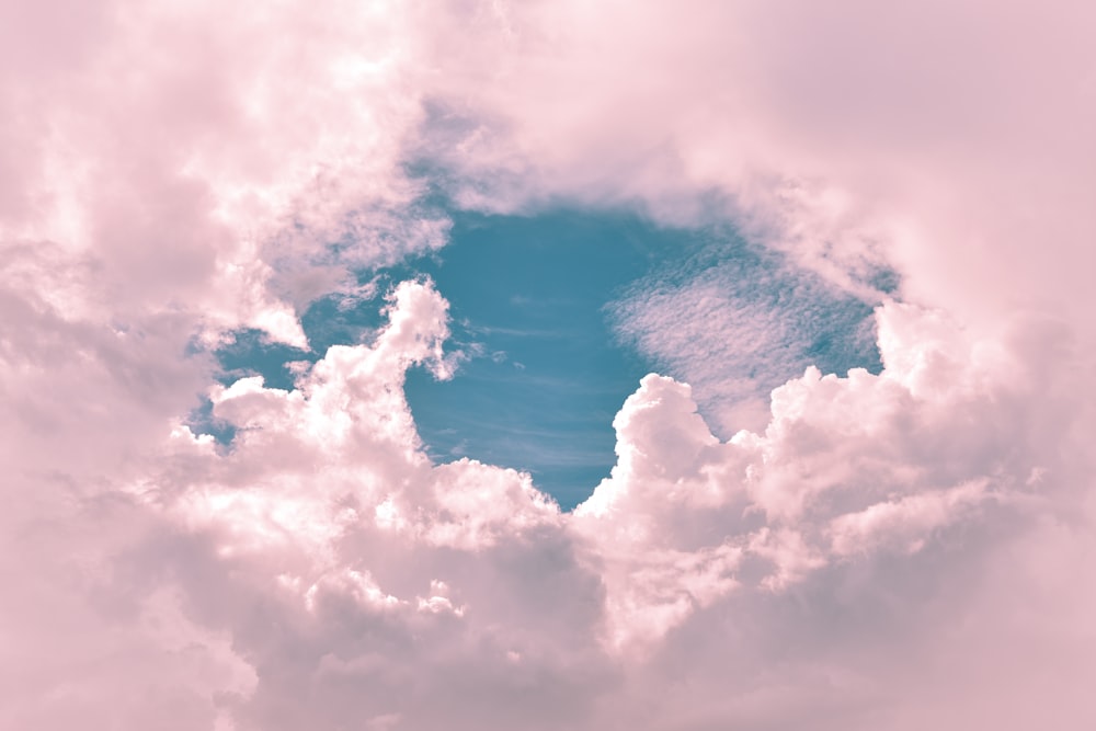 nuages gris pendant la journée