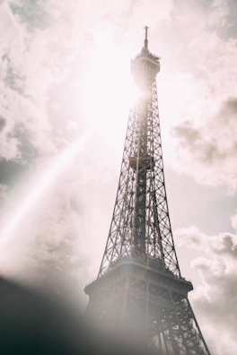 A panoramic view of a completed tower gleaming under the Saudi sun.