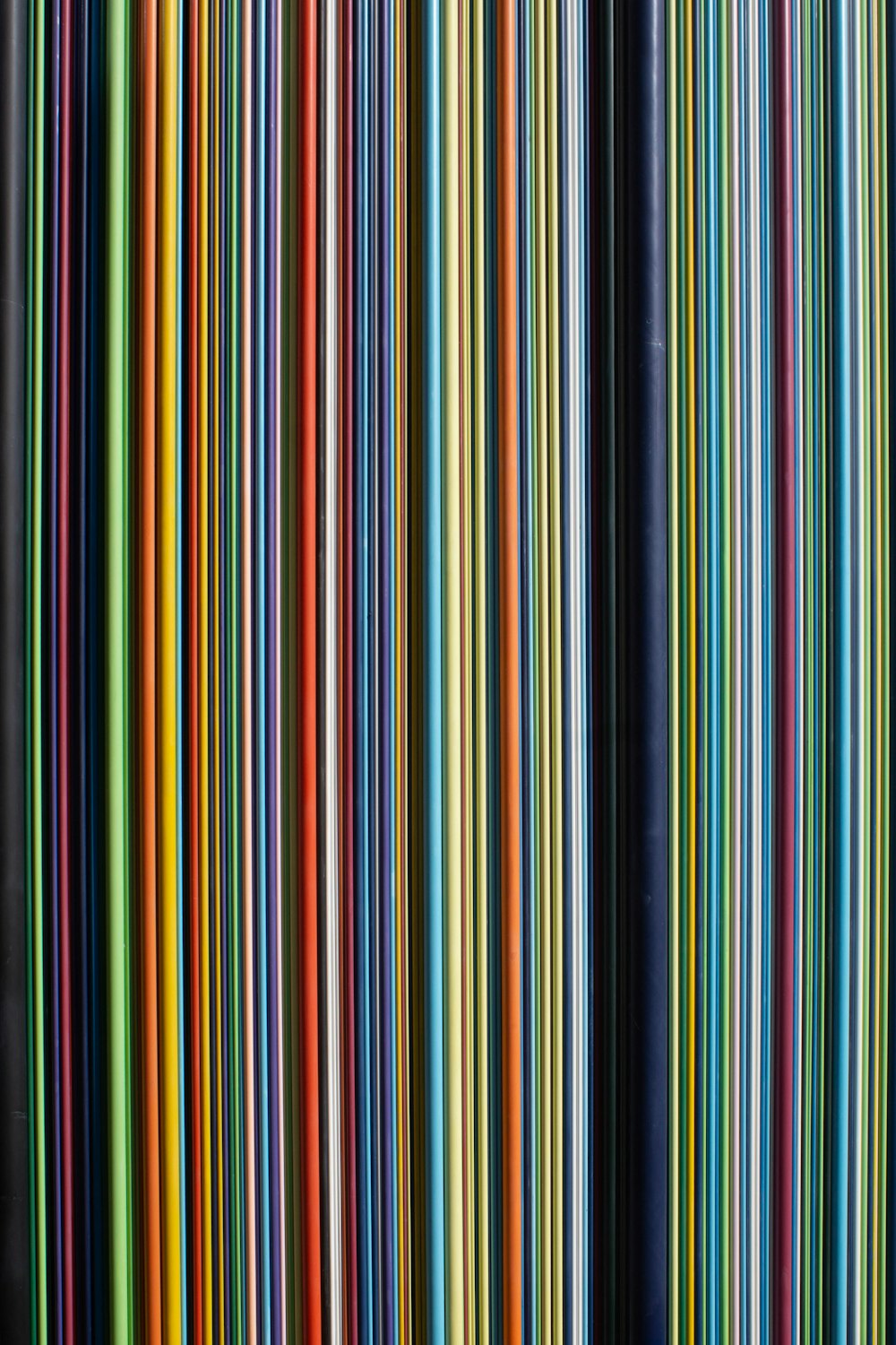 um grupo de linhas coloridas diferentes próximas umas das outras