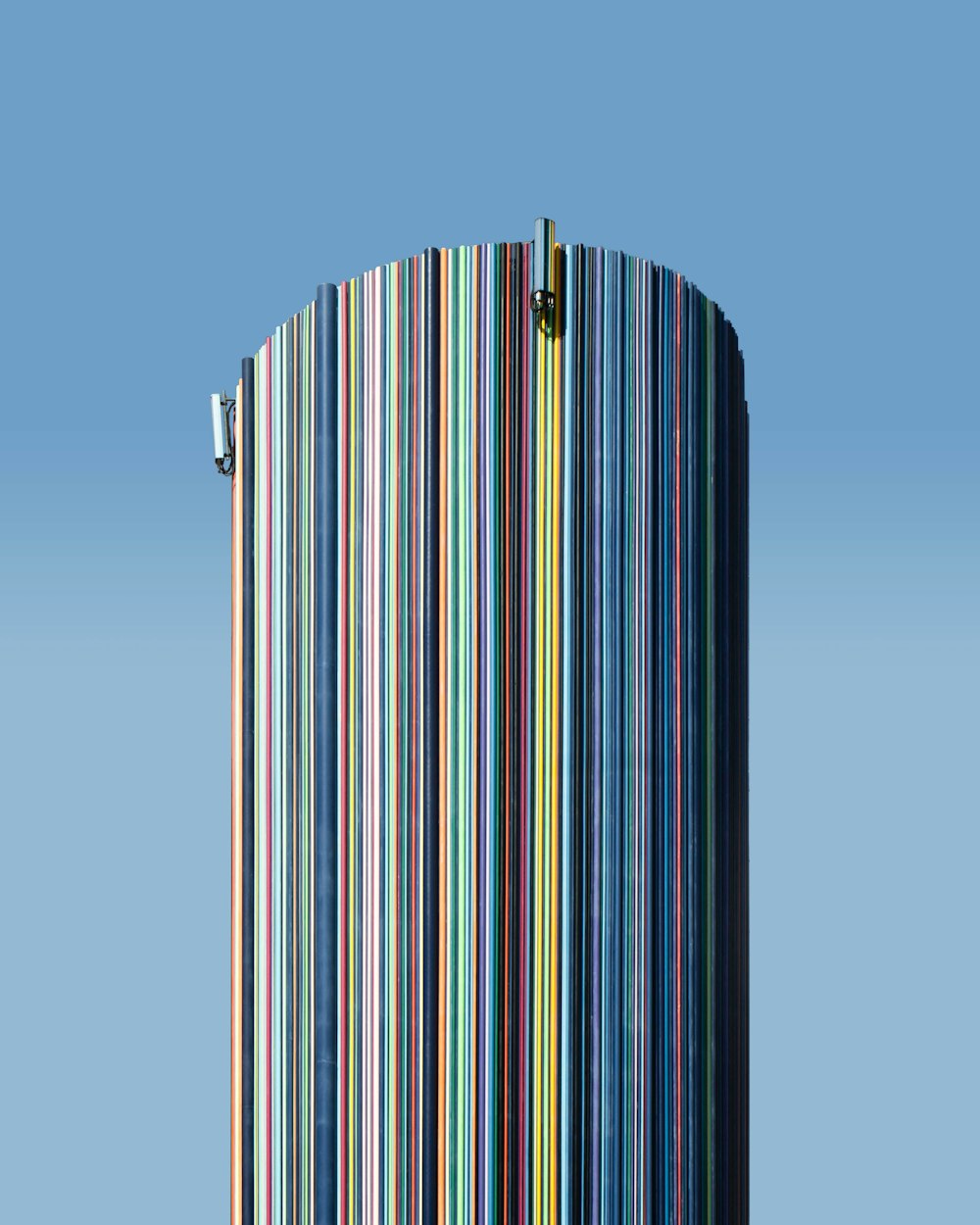 Un edificio alto multicolor con un fondo de cielo