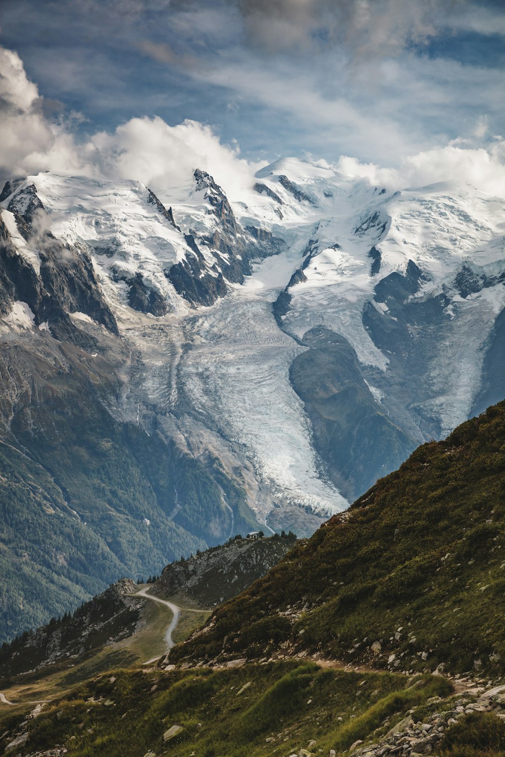 Schneebedeckter Rocky Mountain tagsüber