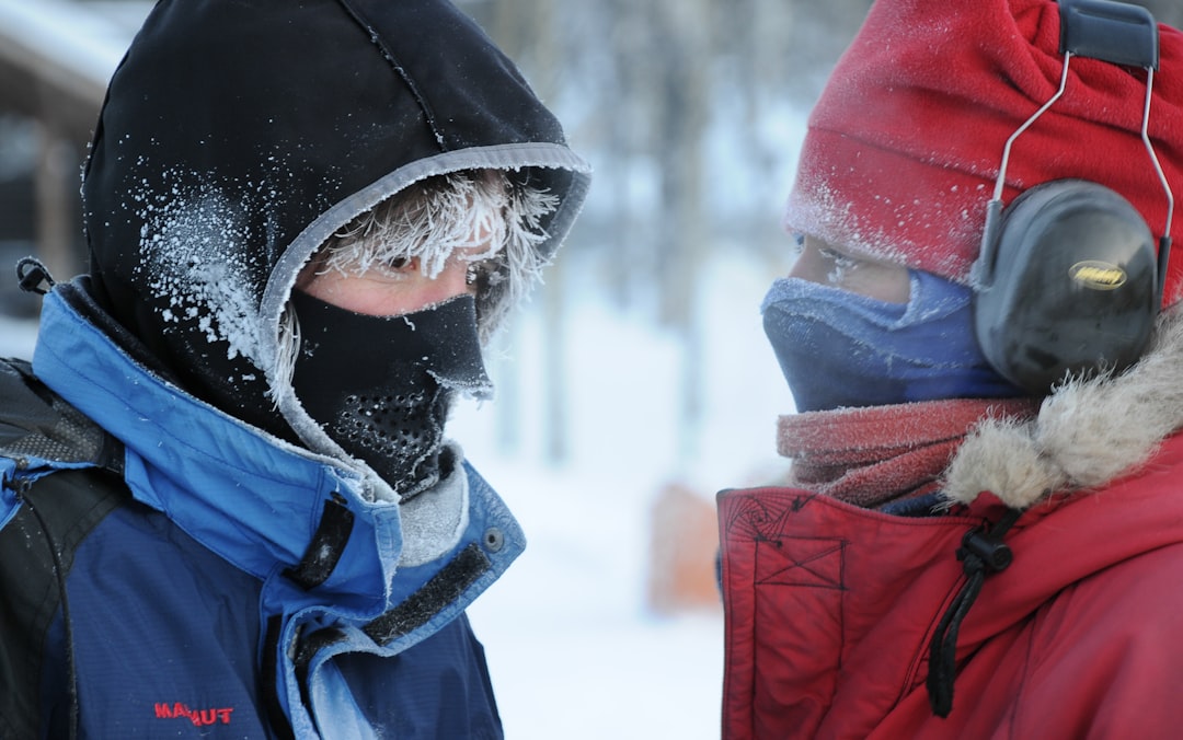 Проявлять холод. Холод. Фото рабочих на холоде. Yukon холод. Холод ассоциации.