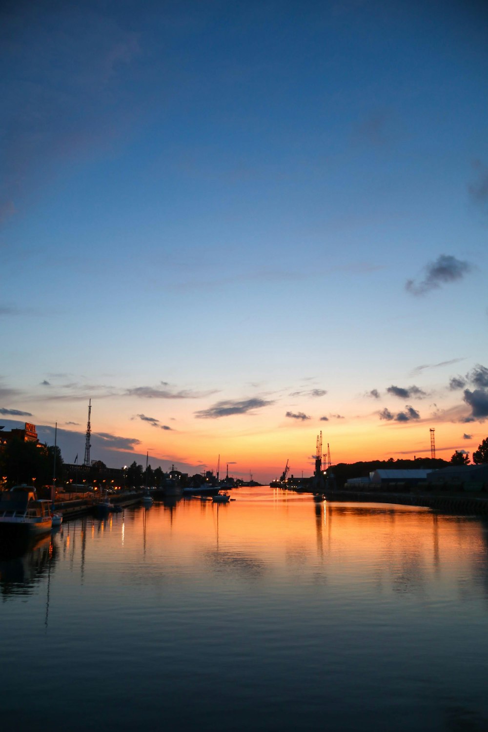 Fluss und Gebäude während der Goldenen Stunde