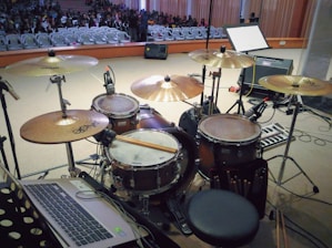 brown and black drum kit