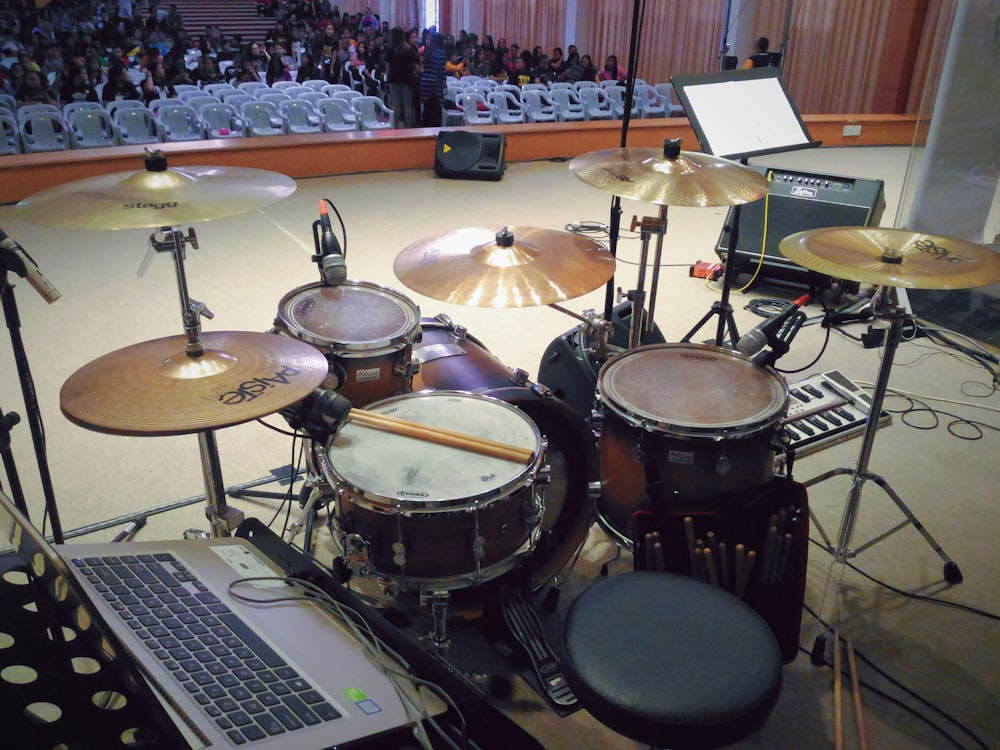 brown and black drum kit