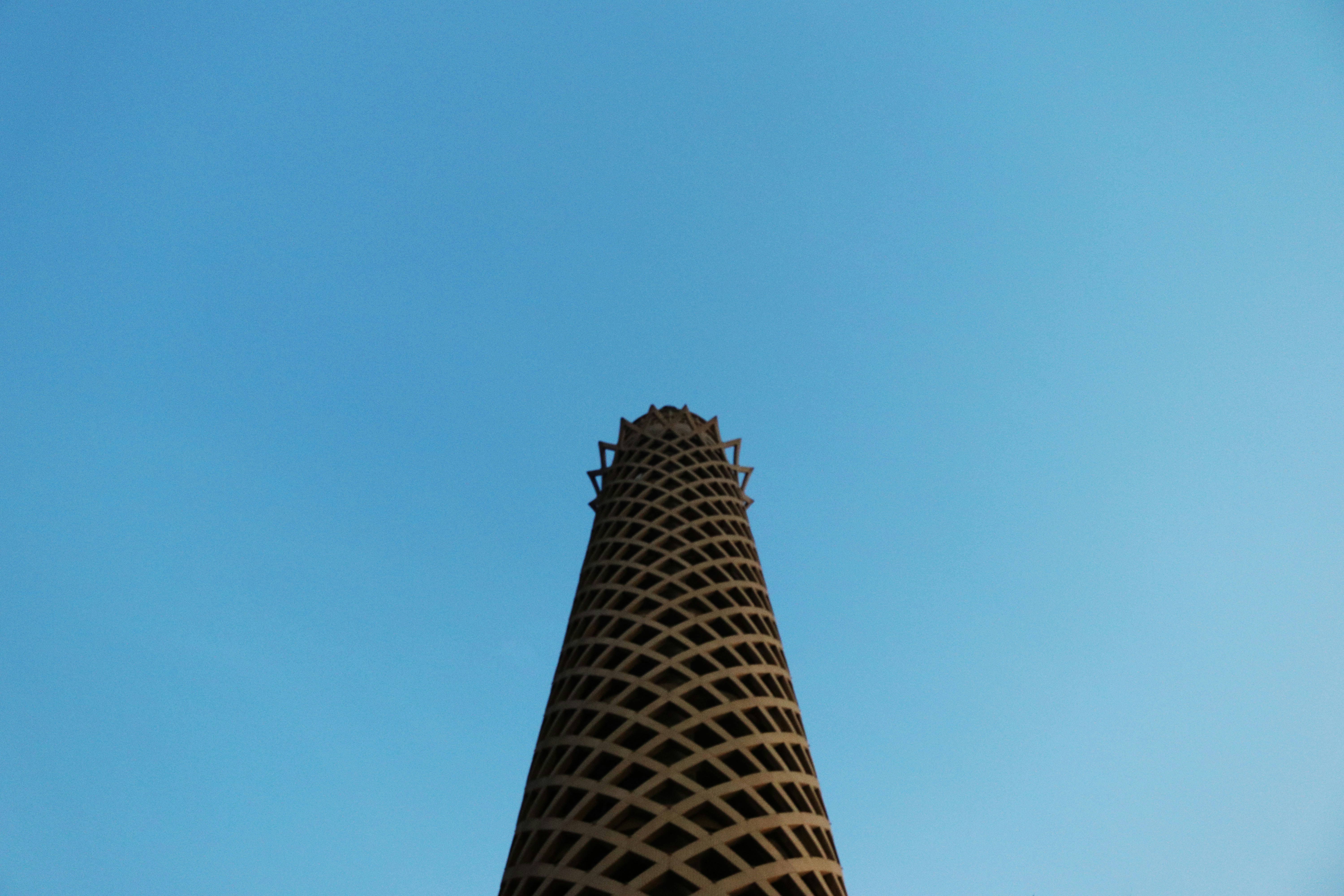 Edificio de hormigón marrón