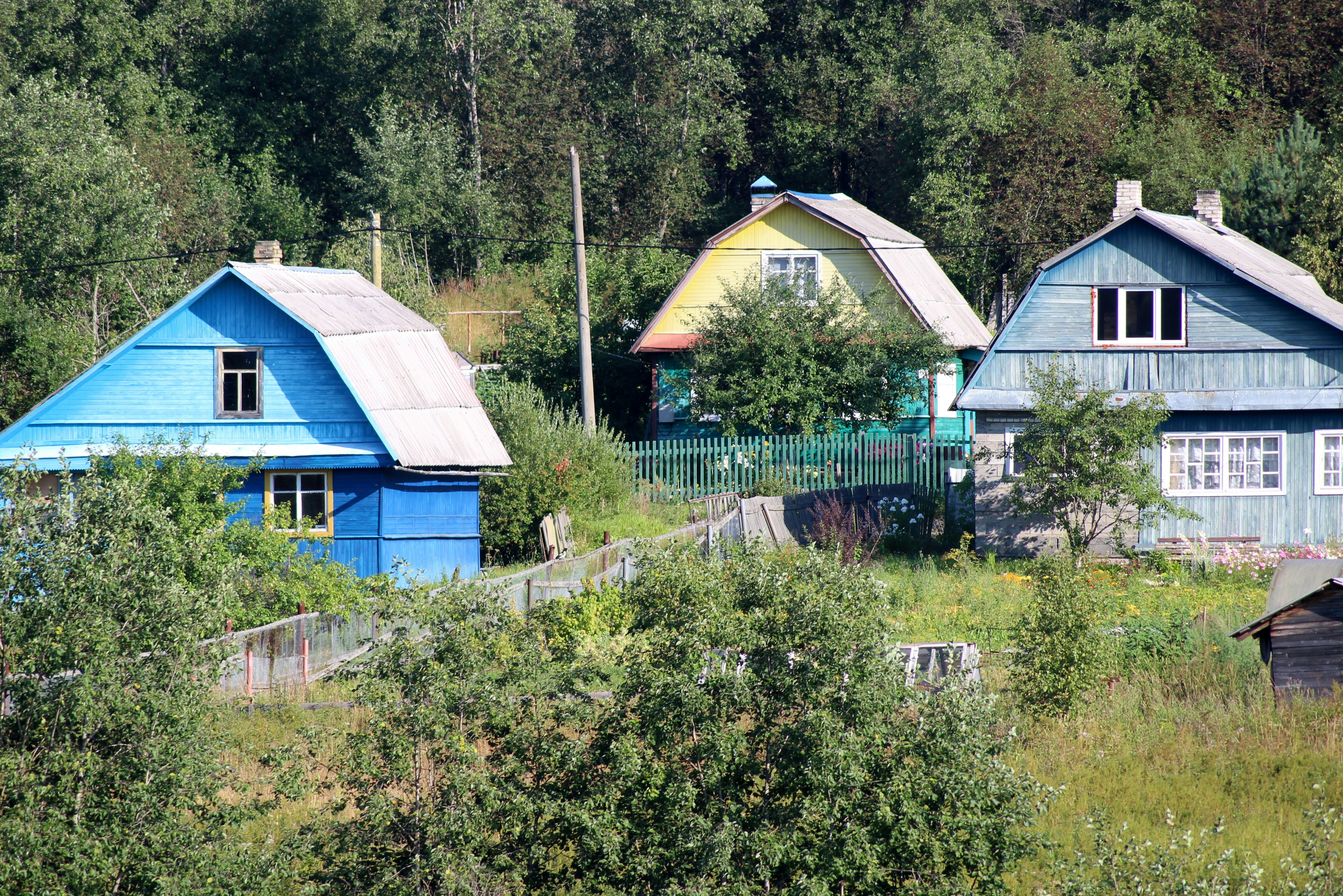 a bunch of houses that are sitting in the grass
