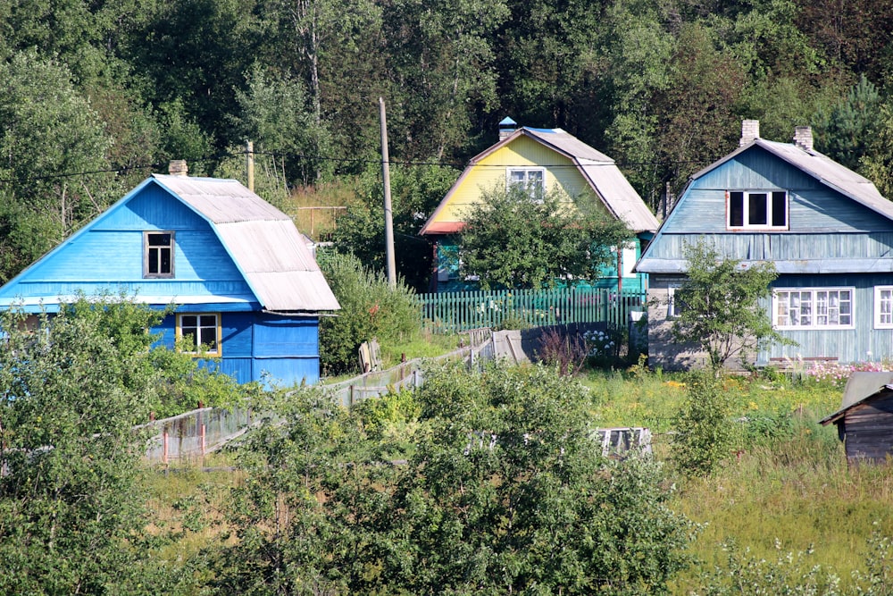 a bunch of houses that are sitting in the grass