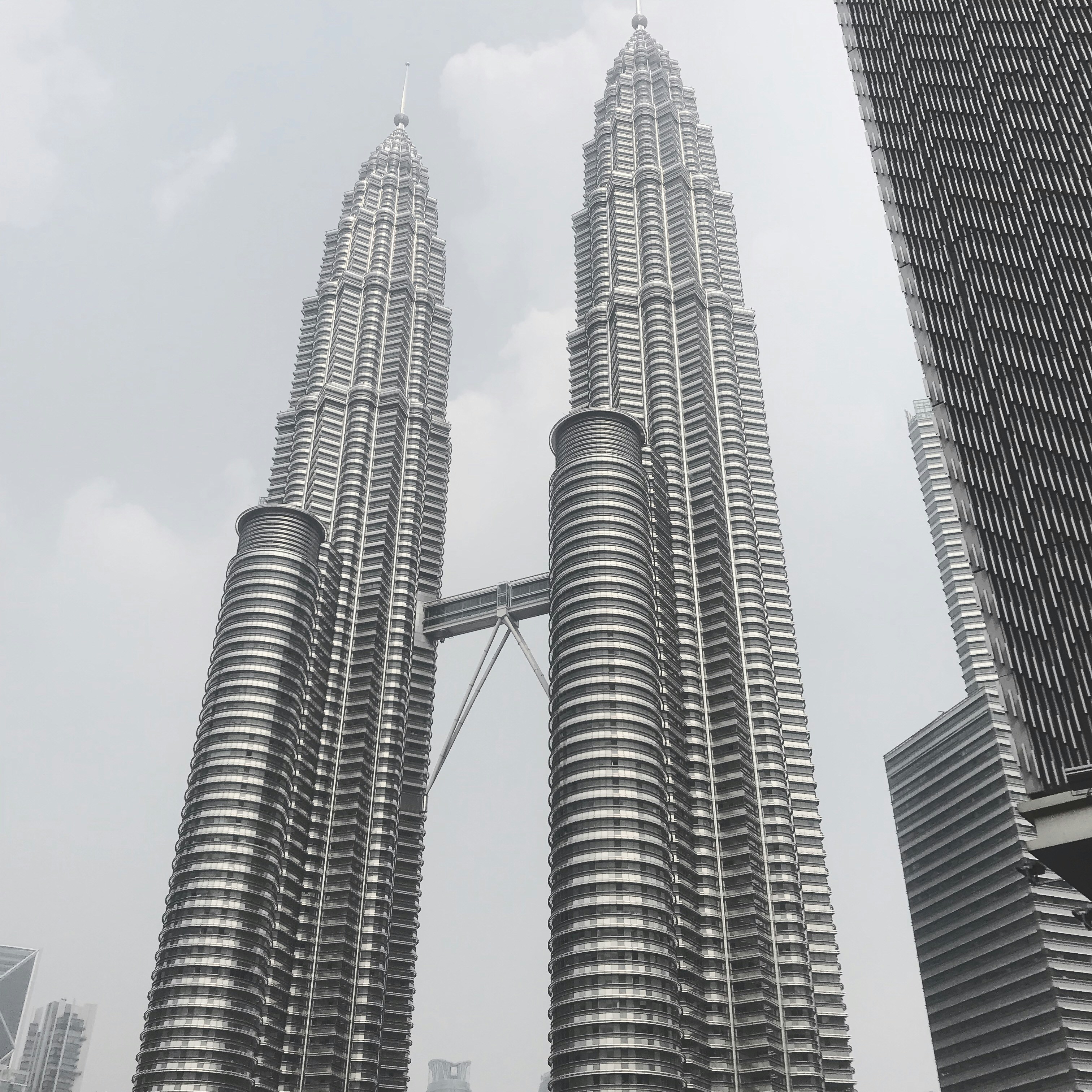 ペトロナス ツイン タワー 日中 Klcc クアラルンプール市の写真 Unsplashで見つけるグレーの無料写真