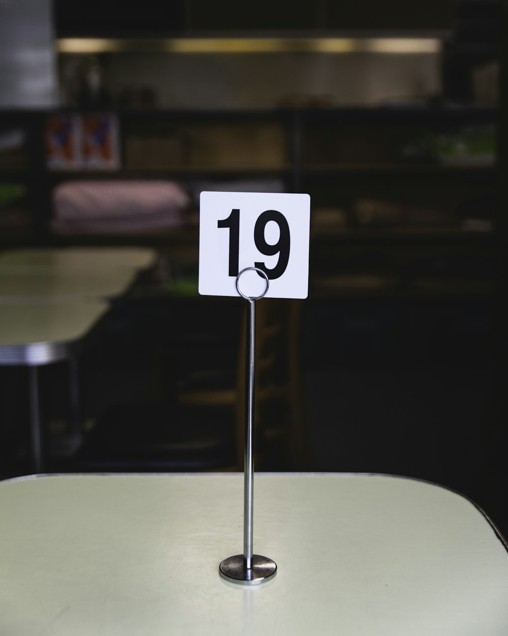 Mesa número 19 na mesa dentro da sala